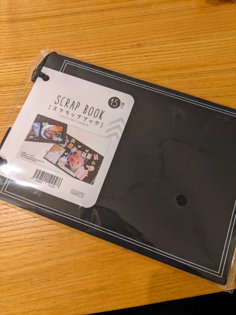 ダイソーのスクラップブックの売り場はどこですか？
